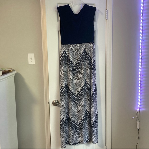 AB STUDIO long flowey maxi dress| size 4| v-necked - Picture 2 of 3